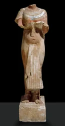 Statue af Akhenaten, set forfra